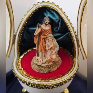 🎄VTG CHRISTMAS HAND DECORATED EGG NATIVITY SCENE SILENT NIGHT MUSIC BOX W/STAND